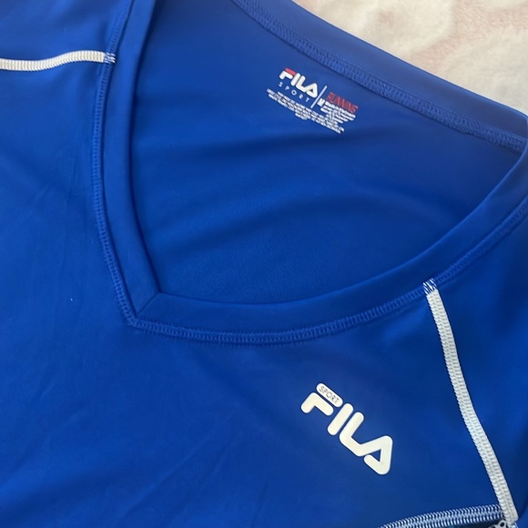 ☀️ 3 / $15 Sale☀️ Fila Spot Running Top *Glows, Pocket - Picture 3 of 10
